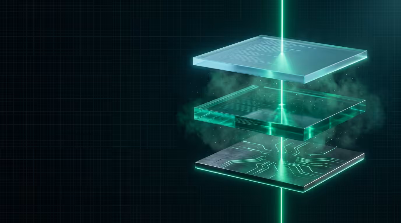 Ilustracao 3D de camadas translucidas empilhadas com feixe de luz verde atravessando representando API layers fullstack